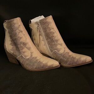 Free People Colo Opal Western Ankle Leather Boots. NWT